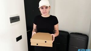 The Cute Courier Turned Out To Be A Pervert - Fucked Her And Cum In Her Mouth To Pay For Pizza's Cam show and profile